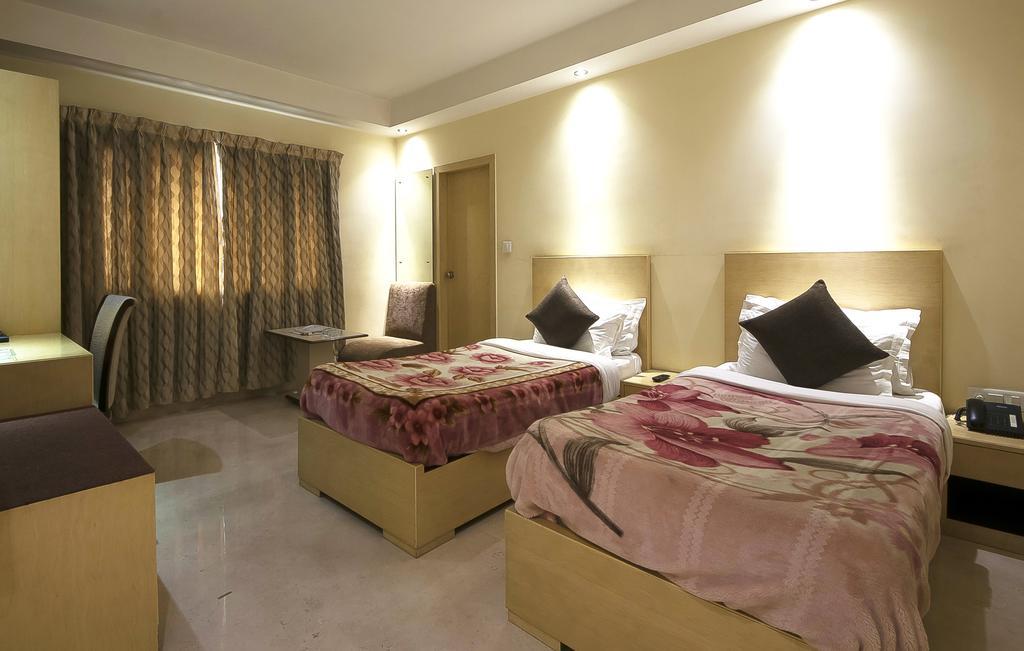 Mayur Hotel Nueva Delhi Exterior foto