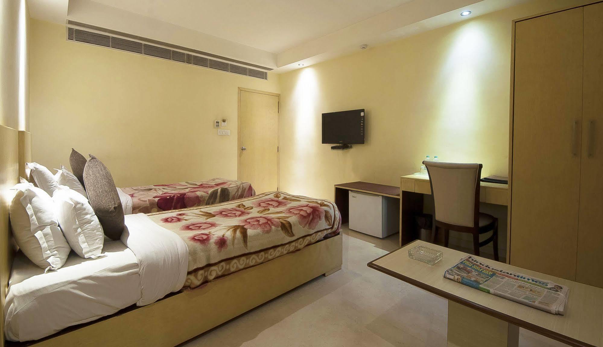 Mayur Hotel Nueva Delhi Exterior foto