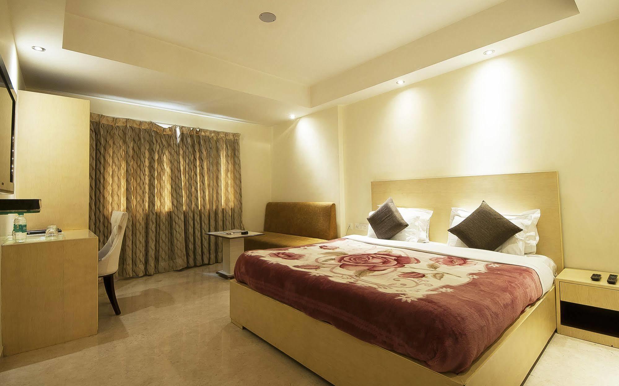 Mayur Hotel Nueva Delhi Exterior foto