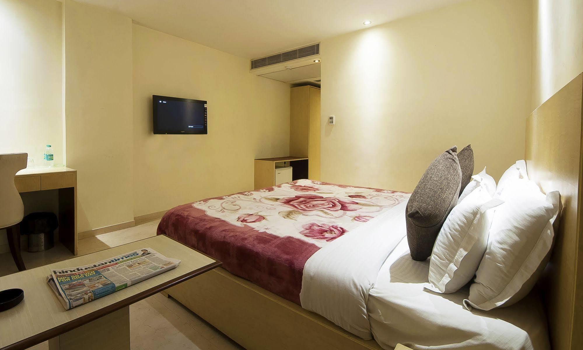 Mayur Hotel Nueva Delhi Exterior foto